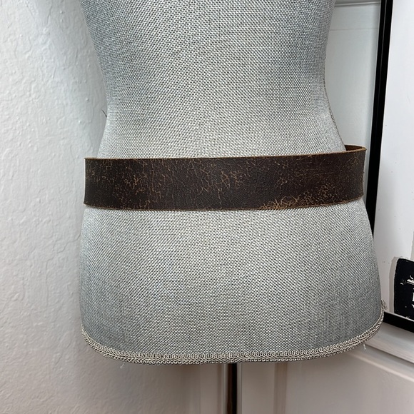 NWOT Landes Canada Brown Distressed Leather Belt Size M - Picture 3 of 5